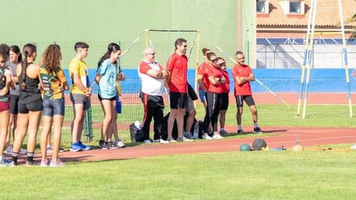 La exatleta internacional Diana Rivas imparte una clase maestra de lanzamientos en la Ciudad Deportiva Gran Canaria