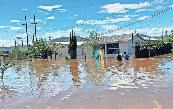 Dejan fuera de apoyos por lluvias a Casas Grandes