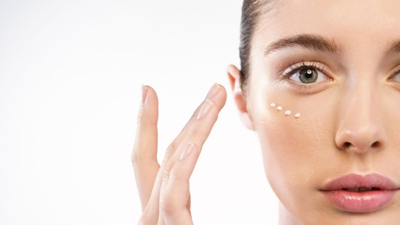 Basta de cremas carísimas: el remedio casero para el contorno de ojos que alivia el ardor y refresca la mirada