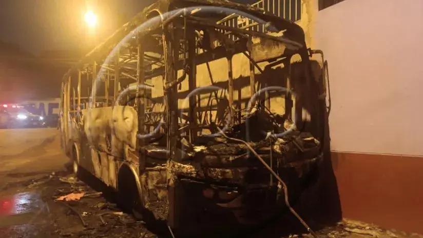 Incendian bus de transporte público en plena vía pública en Santa Anita
