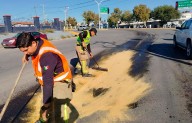 Retira bomberos aceite de vialidad tras accidente en Acuña