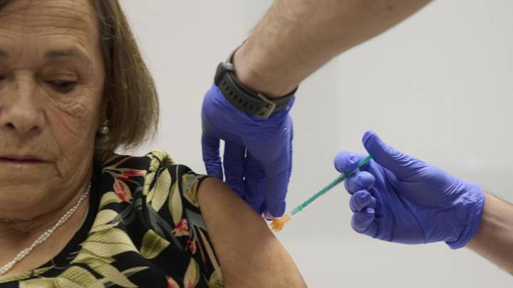 Éxito en la vacunación de la gripe y el Covid en Cataluña: 34.000 inoculados más a la semana que en 2024