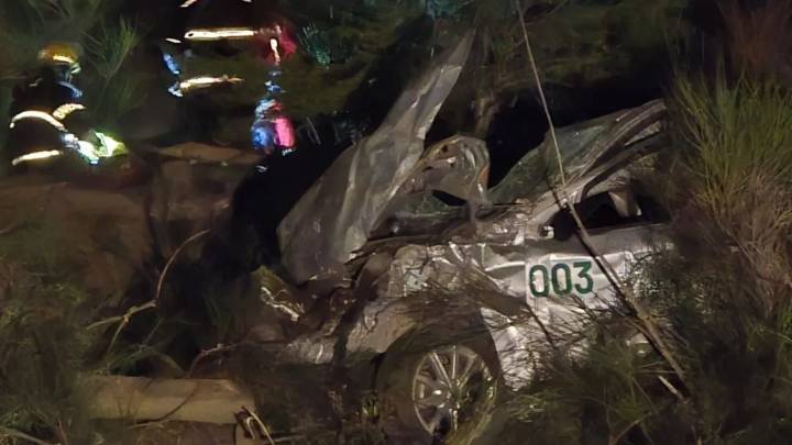 Vuelco en Los Radales: un taxi cayó al vacío y su conductor fue rescatado con heridas de consideración