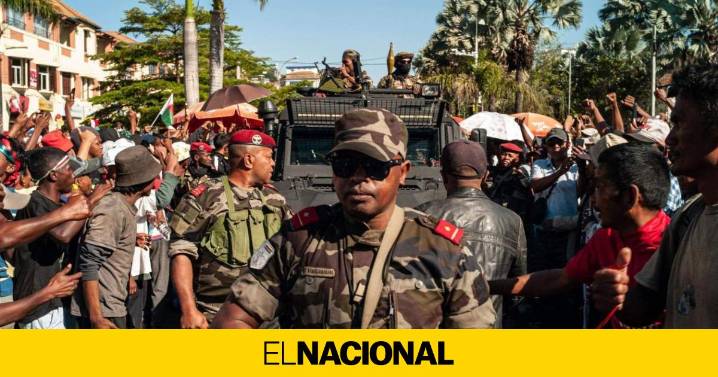 Qué pasa en Madagascar: las protestas han acabado con un golpe militar y un presidente fugado