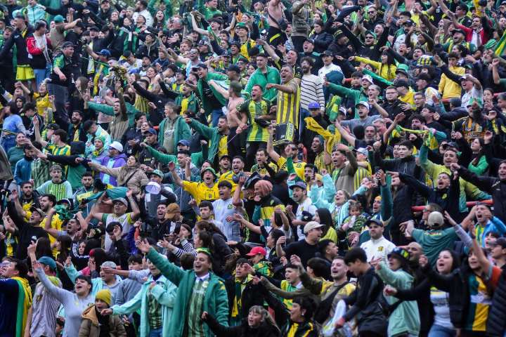 El color en las tribunas del primer triunfo de Aldosivi como local