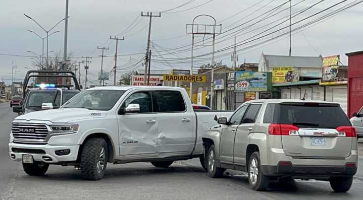 Deja daños materiales choque de vehículos en la Colonia Centro