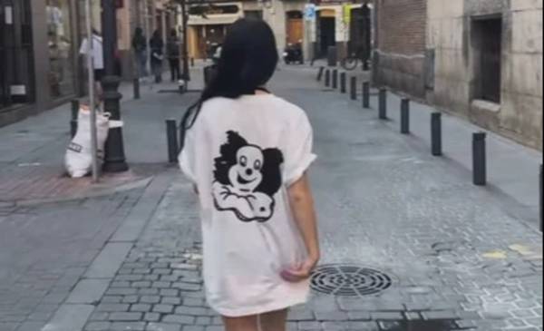 La irónica reacción de Lali Espósito tras el show de Milei: caminó por Madrid con una remera de payaso