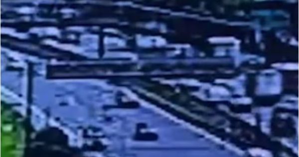 El momento en que un camión chocó contra un puente y lo hizo colapsar