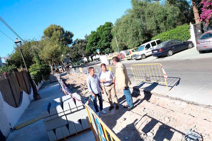 El Ayuntamiento de Marbella realiza obras de mejora en la calle Joaquín Rodrigo de Las Chapas