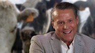 VIDEO | Alfredo Adame ordeñando una vaca en La Granja VIP es lo mejor que verás el día de hoy