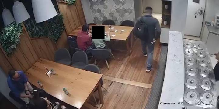 Video: un músico sufrió el robo de su violín en una heladería de San Telmo y pide ayuda para recuperarlo