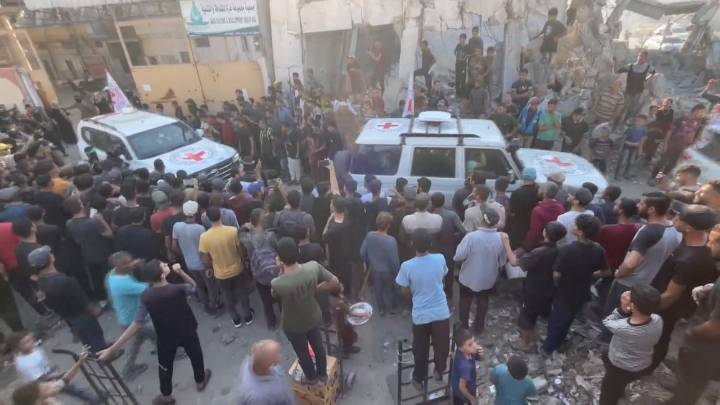 VÍDEO: Así abandonan los primeros rehenes israelíes liberados vivos la Franja de Gaza en los vehículos de Cruz Roja