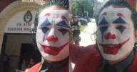 Elecciones 2025: un hombre quiso votar disfrazado de “El Joker” y no lo dejaron