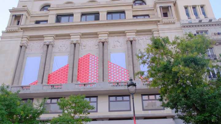 Allianz convierte el fin del triángulo de señalización vial en una obra de arte