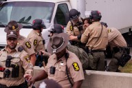 Tribunal permite que la Guardia Nacional en Illinois siga bajo control federal, pero bloquea su despliegue