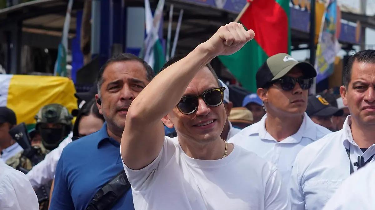 Presidente de Ecuador sale ileso de ataque a balazos a su caravana, confirma ministra