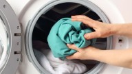 No necesitas secadora: el truco más práctico para secar la ropa en la lavadora con sólo una toalla