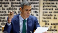 Las gafas de Christian Dior eran un truco: Sánchez lee sin ellas su mitin final en el Senado