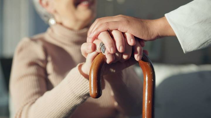 Economía del cuidado: el 12 % de las mujeres en el Valle han dejado de trabajar porque tienen que velar por otros