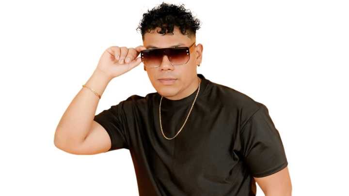 El cantante Marcelo Villar estrenó nuevo tema como solista 'Solo déjate amar'