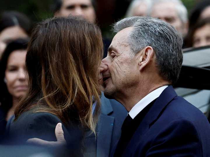 Rodeado de enemigos y criminales, Nicolás Sarkozy lleva a prisión a sus custodios presidenciales