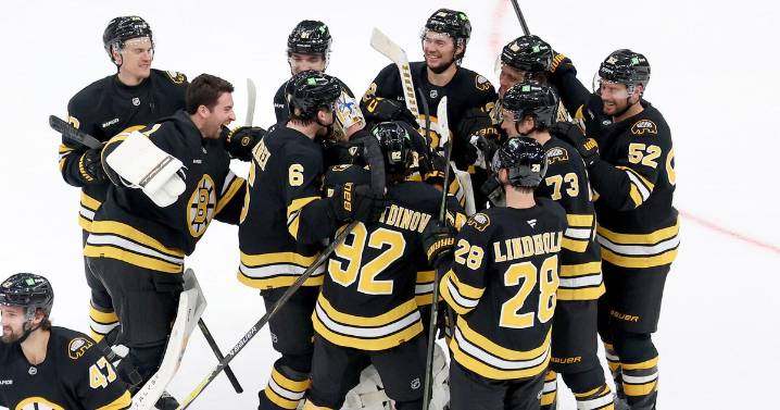Fraser Minten scores in overtime to lift the Bruins past the Blackhawks, 4