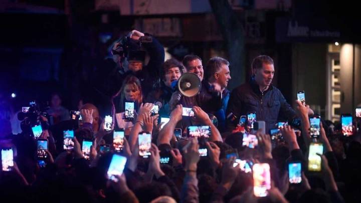 Milei encabezó en Mar del Plata una caminata con Santilli y Karen Reichardt: “Les pido que no aflojen”