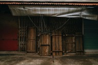 España ha encontrado una solución a la vivienda en el declive de sus comercios: literalmente, vivir dentro de ellos