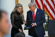 Trump condecora en ceremonia póstuma al "mártir" asesinado, Charlie Kirk