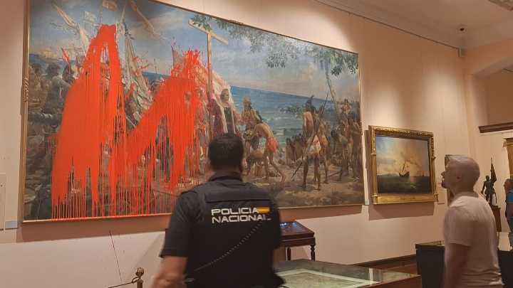 Dúas activistas de Futuro Vexetal atacan un cadro de Colón no Museo Naval de Madrid