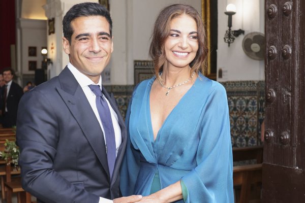 Mariló Montero en la boda de su hijo ha llevado la capa más tendencia y el peinado más moderno que copiarán hasta las madrinas clásicas