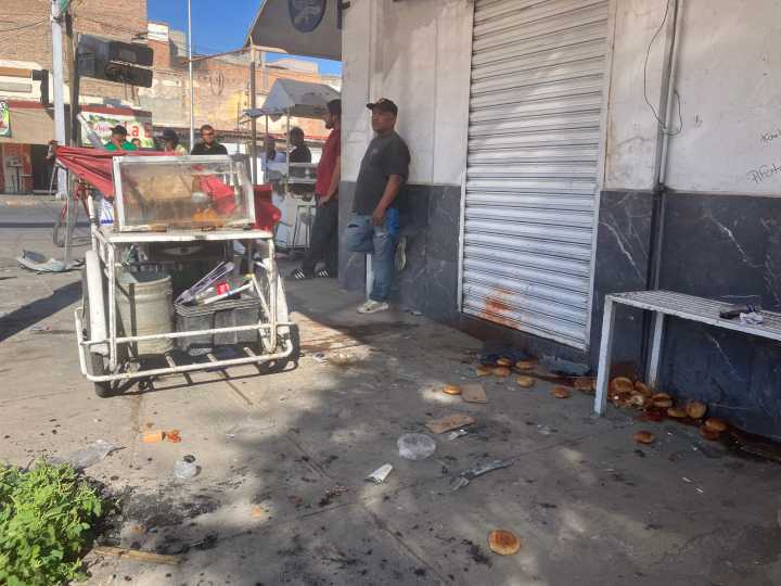 Se registra choque en el Centro de Torreón, uno de los vehículos se “lleva” negocio de gorditas