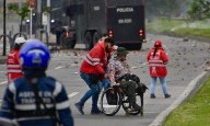 Indígenas hieren con flechas a cuatro policías en protesta ante Embajada de EEUU en Bogotá