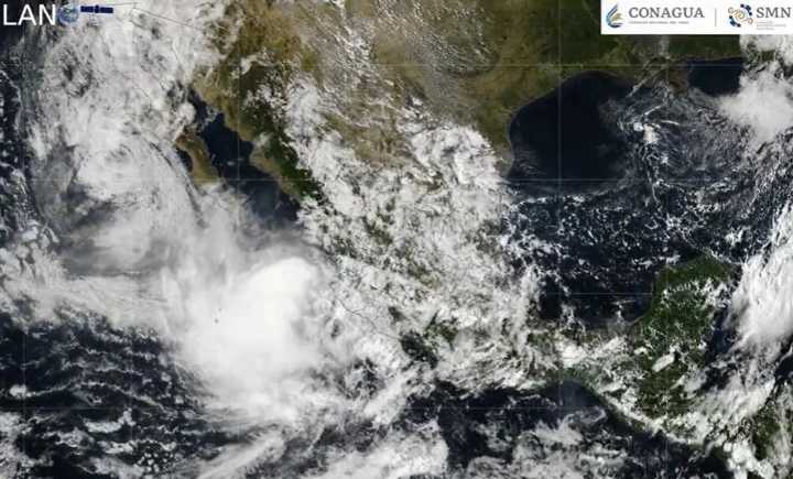 ‘Raymond’ podría tocar tierra mañana en BCS con fuertes lluvias y vientos