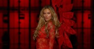 Karol G hace historia como la primera latina en presentarse en el Victoria’s Secret Fashion Show