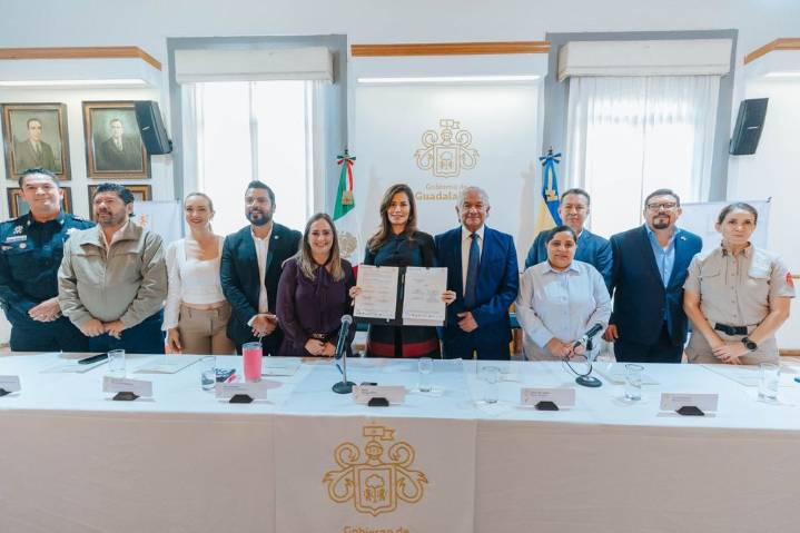 UAL y AJUA firman convenio de becas con Guadalajara