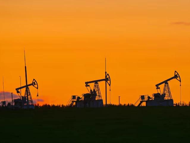 Oil rises 5% on US sanctions against Russian suppliers