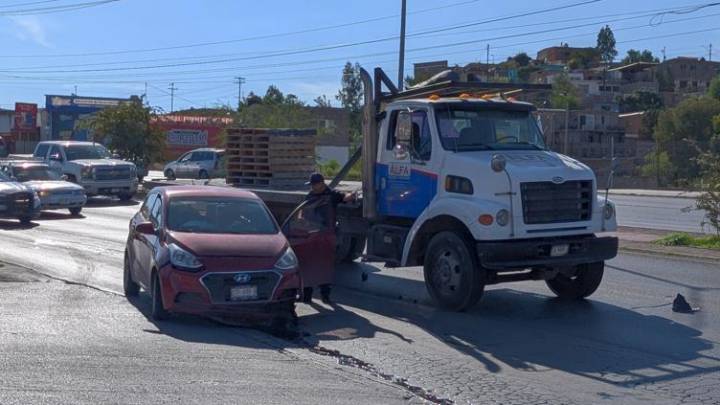 Intentó rebasar a camión de carga y chocaron en la Pacheco