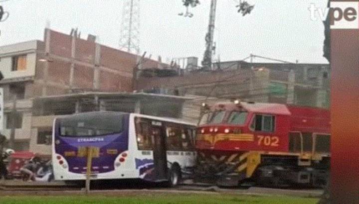 El Agustino: tren impacta contra ómnibus y automóvil particular
