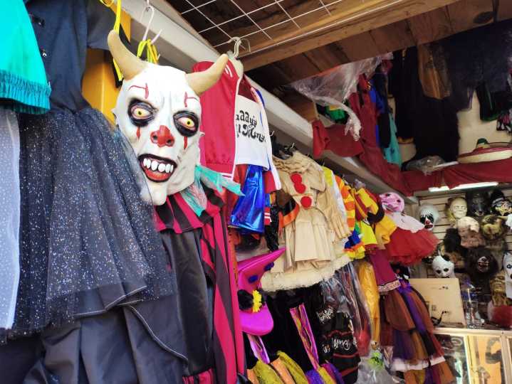 Tiendas del Centro de León se llenan de disfraces para Día de Muertos y Halloween