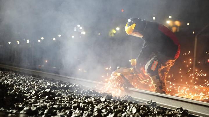 ¡Paso crítico superado! Metro de Medellín ya cortó los rieles en el lugar de la falla y así van