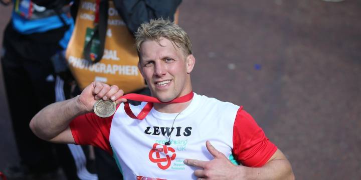 Enfermedad de la neurona motora: qué es la afección que le diagnosticaron a Lewis Moody, el histórico capitán del rugby inglés