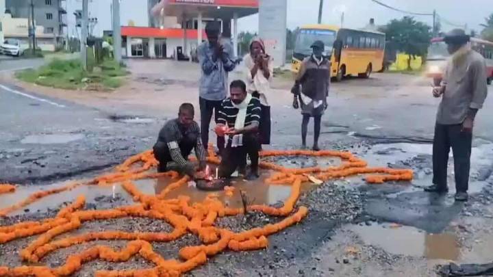 Karnataka locals ‘celebrate’ Deepawali by lighting diyas in potholes