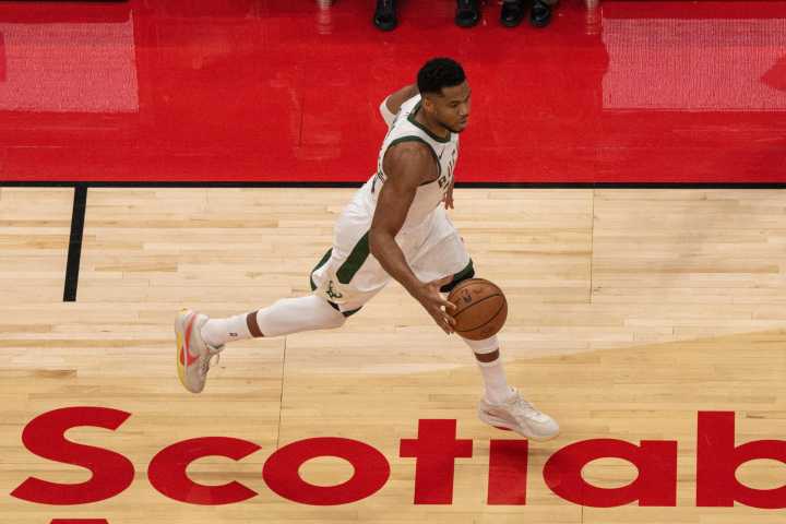 116-122. Los Raptors inician la temporada en casa con una derrota ajustada ante los Bucks