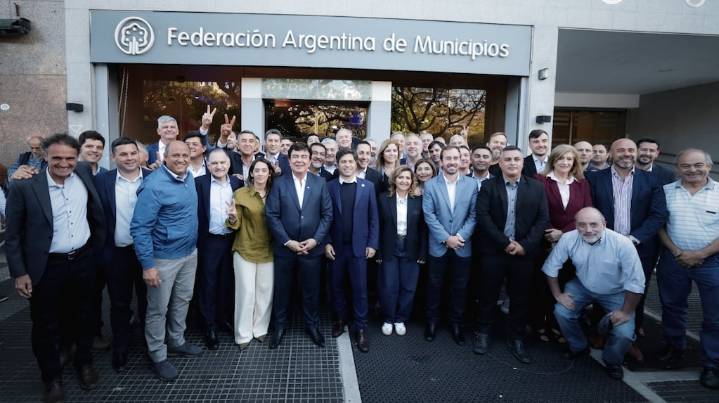 Los intendentes al frente: Kicillof se enfoca en la campaña nacional y busca traccionar desde los municipios
