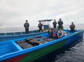 Marina de El Salvador interceptó una lancha que transportaba casi 1.800 kilos de cocaína