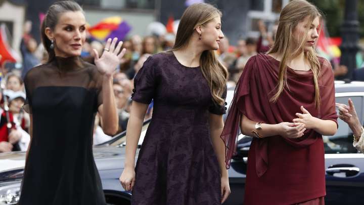 Letizia se corona como la reina de la elegancia en su tierra con un vestido negro de gasa impecable