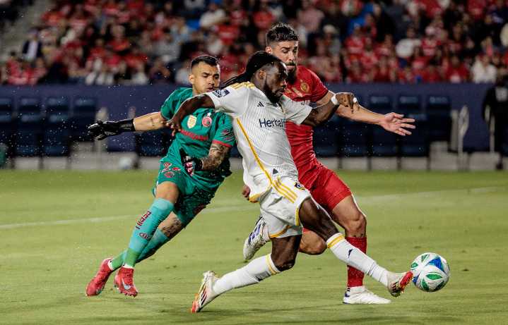 Toluca rallies to beat Galaxy
