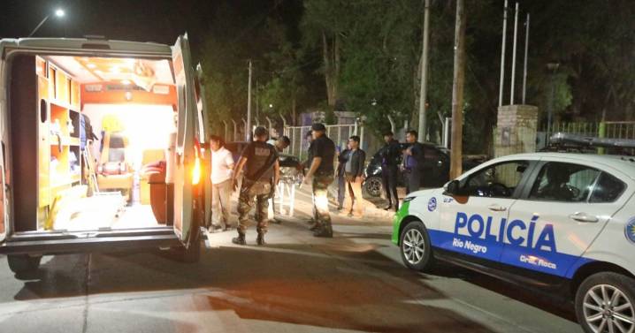 Persecución y fuerte choque en el centro de Roca, tras un supuesto robo: trasladan a un herido