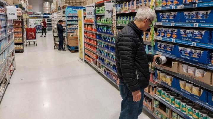 Casi 5 de cada 10 argentinos se endeudan para pagar compras en supermercados según la UBA